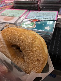 2019/10/27 M3会場にて 畑 亜貴さんに頂いた甘いパン